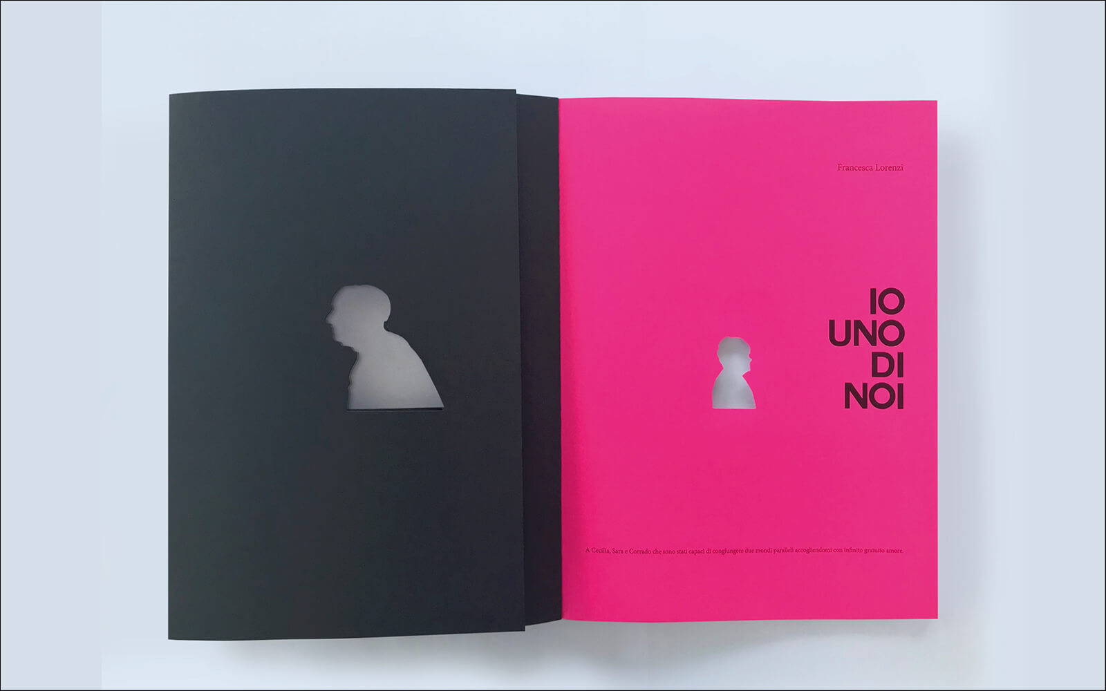 dettaglio copertina del catalogo di arte -Io uno di noi- stampa fluorescente rosa e immagine ad intaglio su livelli, design Diadestudio agenzia di pubblicità Trento