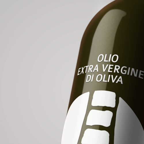 dettaglio personalizzazione packaging bottiglia olio progettato dalla agenzia di comunicazione diadestudio arco trento