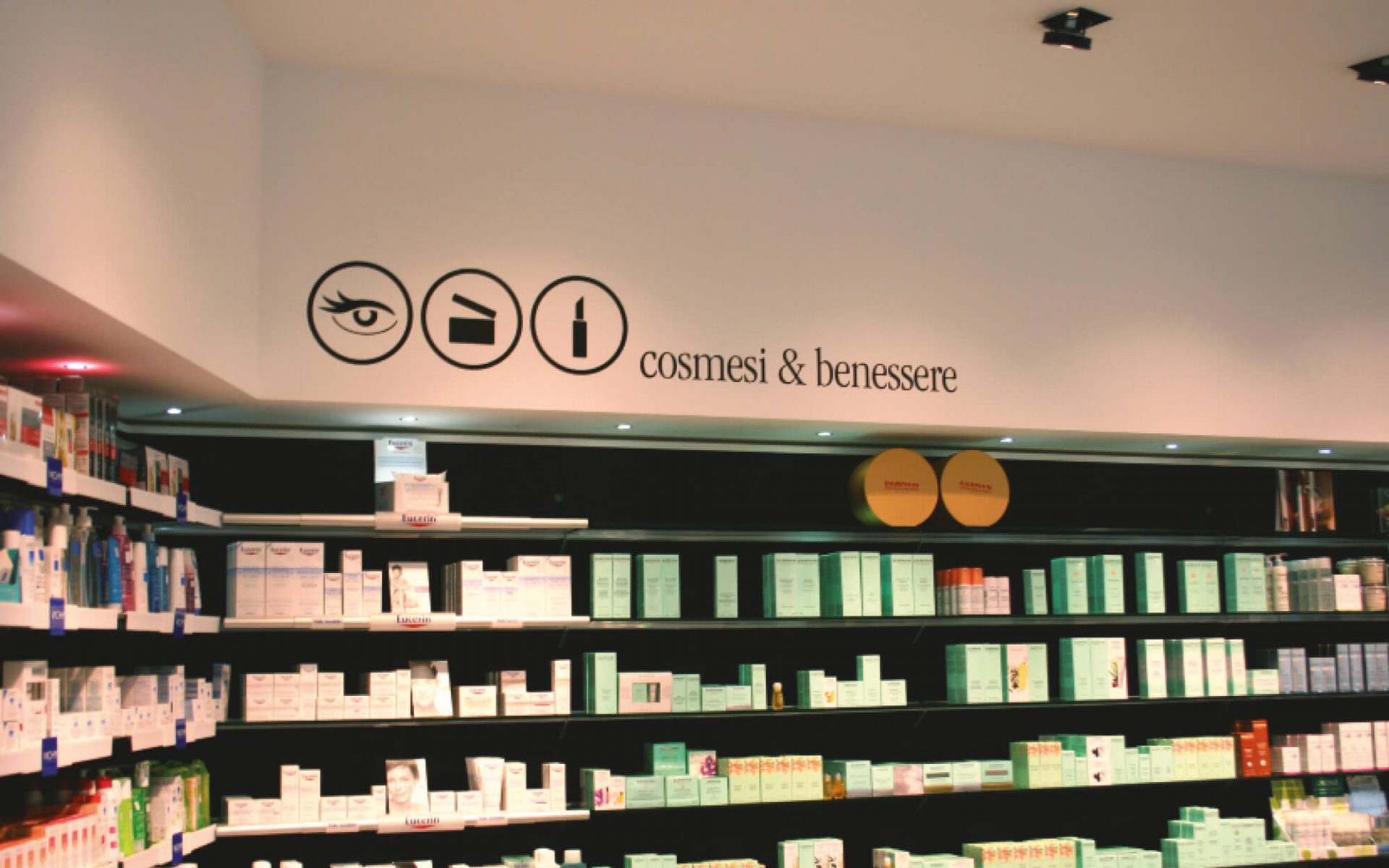 progetto per allestimento grafico interno farmacia, creazione delle icone reparti, progetto diadestudio agenzia di comunicazione arco di trento