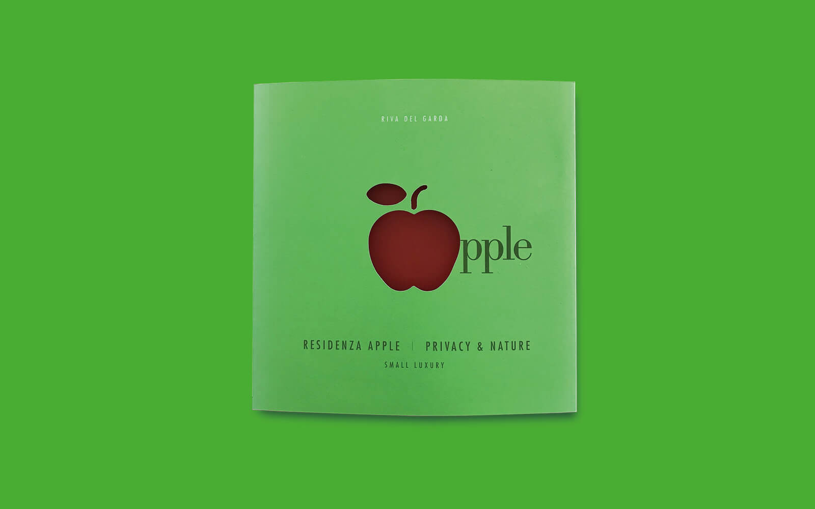 copertina verde fluorescente dell'elegante depliant promozionale vendite immobiliari Apple. Progetto grafico della agenzia di grafica Diade studio Arco di Trento