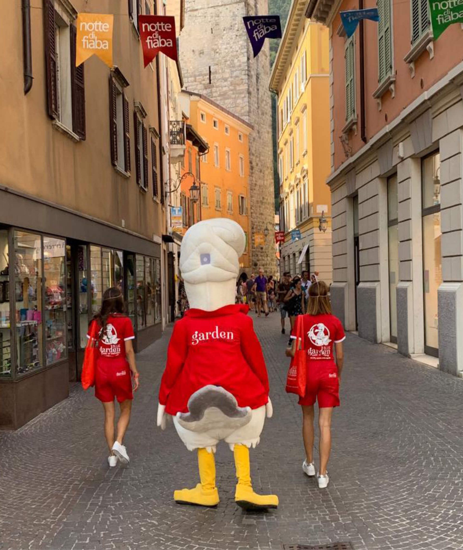 mascotte con uomo interno blue garden centro commerciale, creata per promuovere gli eventi del centro, progettata dalla agenzia di pubblicità diadestudio di arco e trento