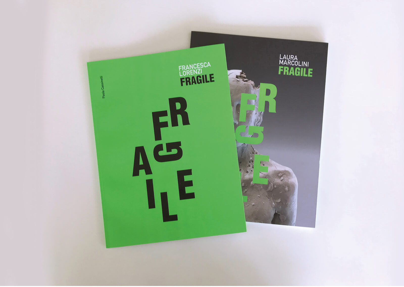 Copertine dei cataloghi di arte creati per la mostra Fragile del 2021, realizzati in colore verde fluorescente su fondi fotografici. Progetto Diadestudio, Arco-Trento