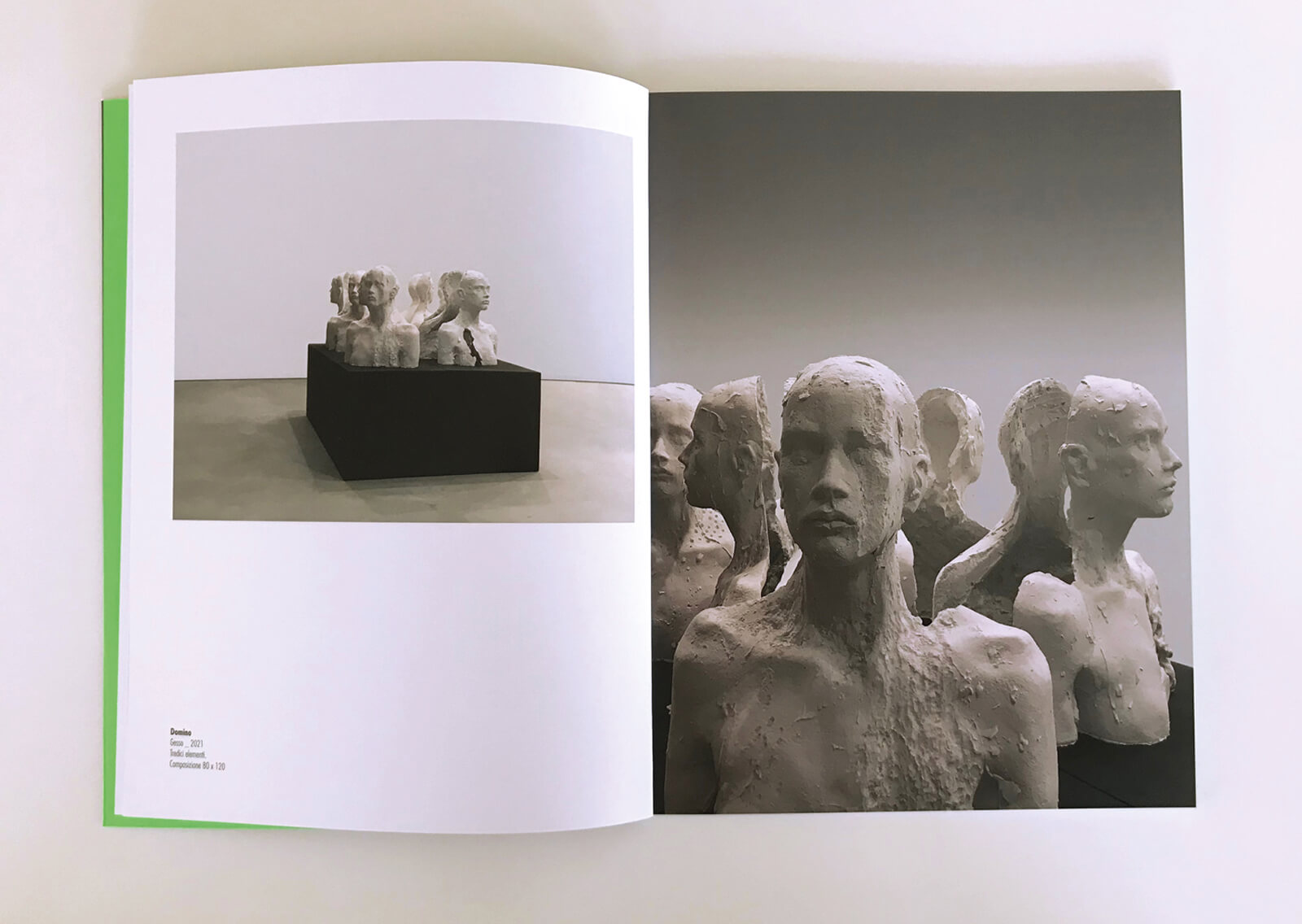 dettaglio di due pagine interne relative al catalogo della mostra fotografica e di scultura dal titolo Fragile. Progetto grafico dello studio diade. Opere di Laura Marcolini e Francesca Lorenzi. Sulla pagina di sinistra vista panoramica delle opere. Sulla pagina di destra un dettaglio ravvicinato della scultura raffigurante volti umani.