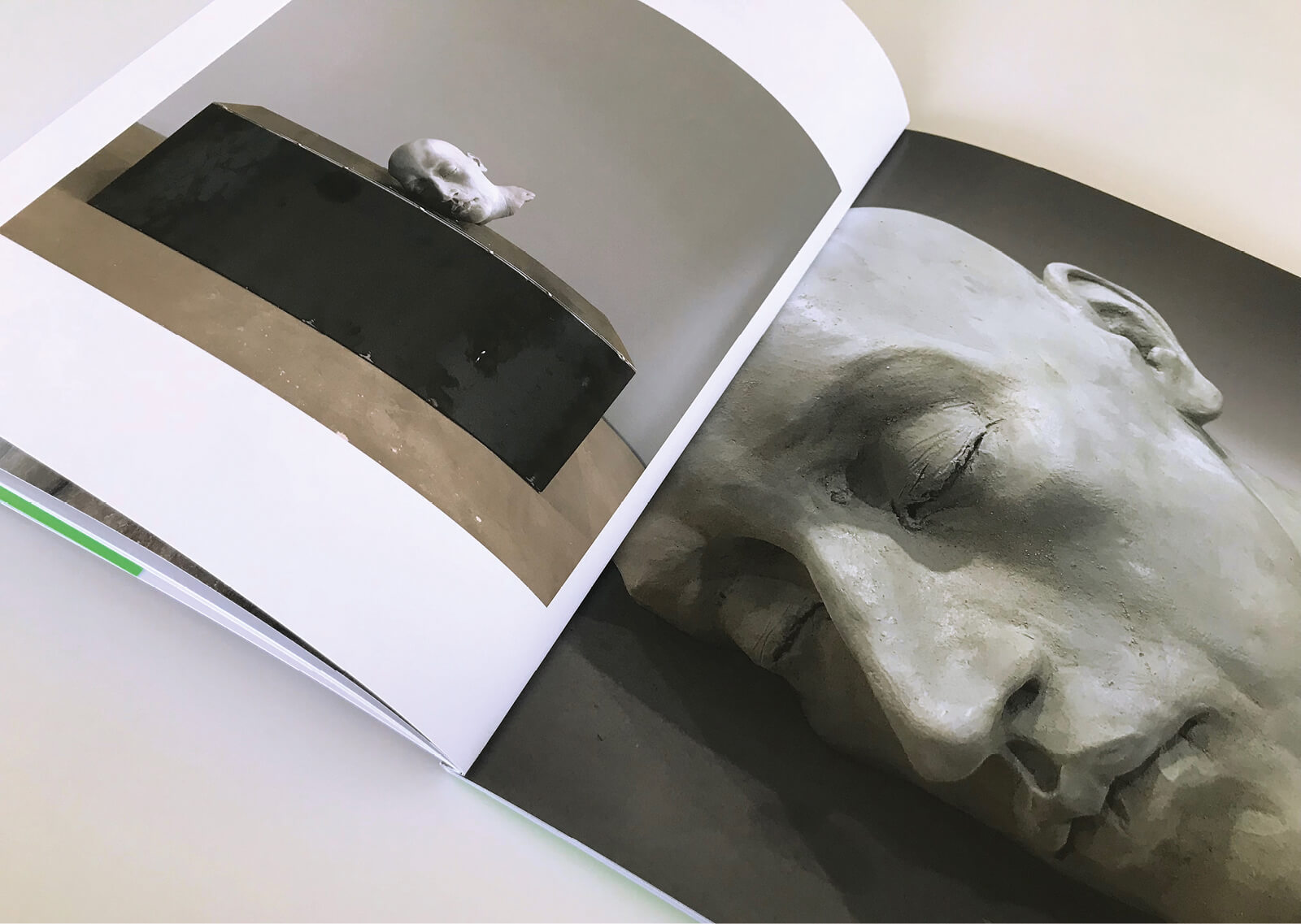 doppia pagina interna del catalogo di scultura creato per la mostra Fragile del 2021, di Laura Marcolini. All'interno sono rappresentate due sculture in terracotta e gesso bianco. Progetto Diade studio, Arco-Trento
