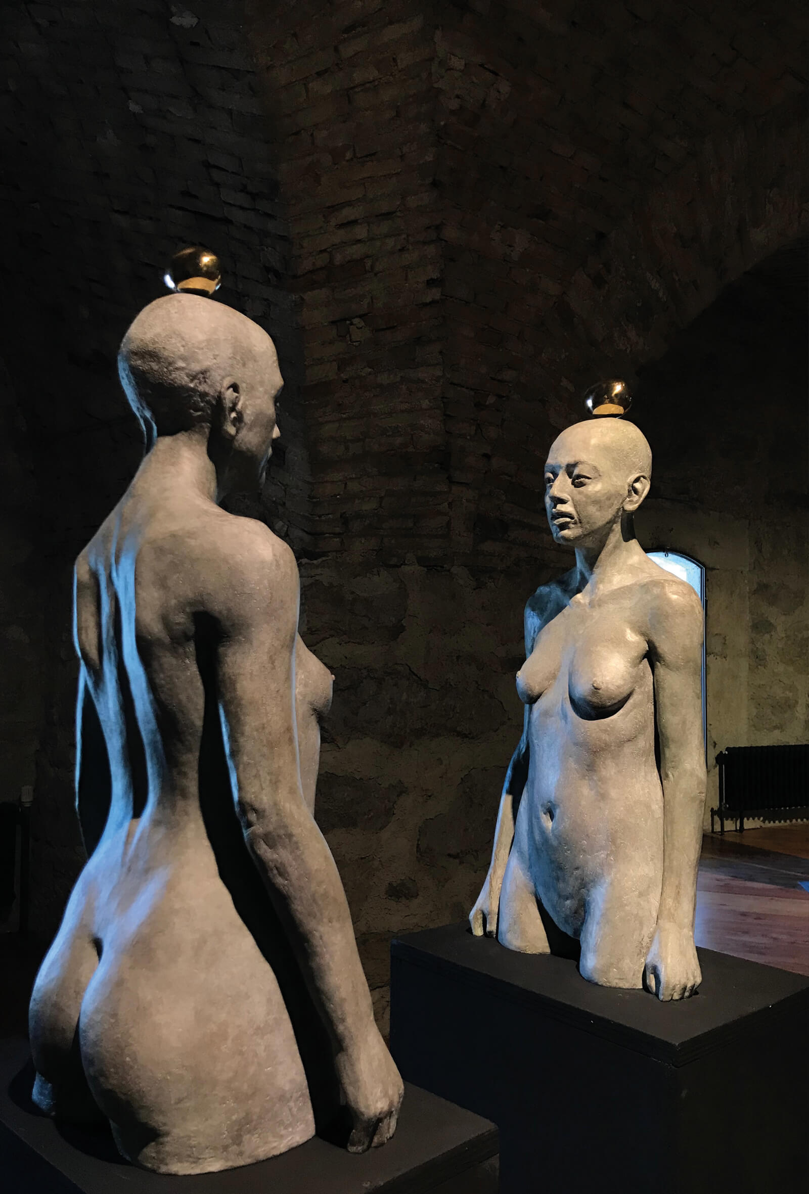 sculture in bronzo bianco raffiguranti due busti di donna, dell'artista Laura Marcolini, esposte in occasione della mostra Fragile presso il forte alto di nago. Allestimento spazio espositivo a cura dello studio grafico diade di arco-trento.