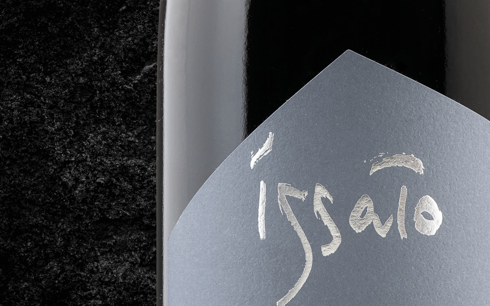 deddaglio del design del logo presente sul fronte dell'etichetta vino rosso issato cantina salim progetto diadestudio